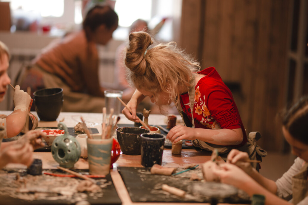 Petite fille atelier de poterie créant un bol à partir d'argile dans un atelier