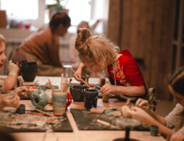Petite fille atelier de poterie créant un bol à partir d'argile dans un atelier