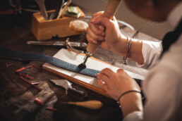 Artisan de sacs à main en cuir au travail dans un atelier vintage